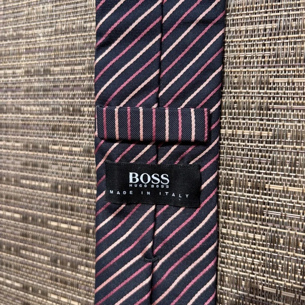 Boss Hugo Boss silk Navy Tie with Pink and White Diagonal Stripes Italy
